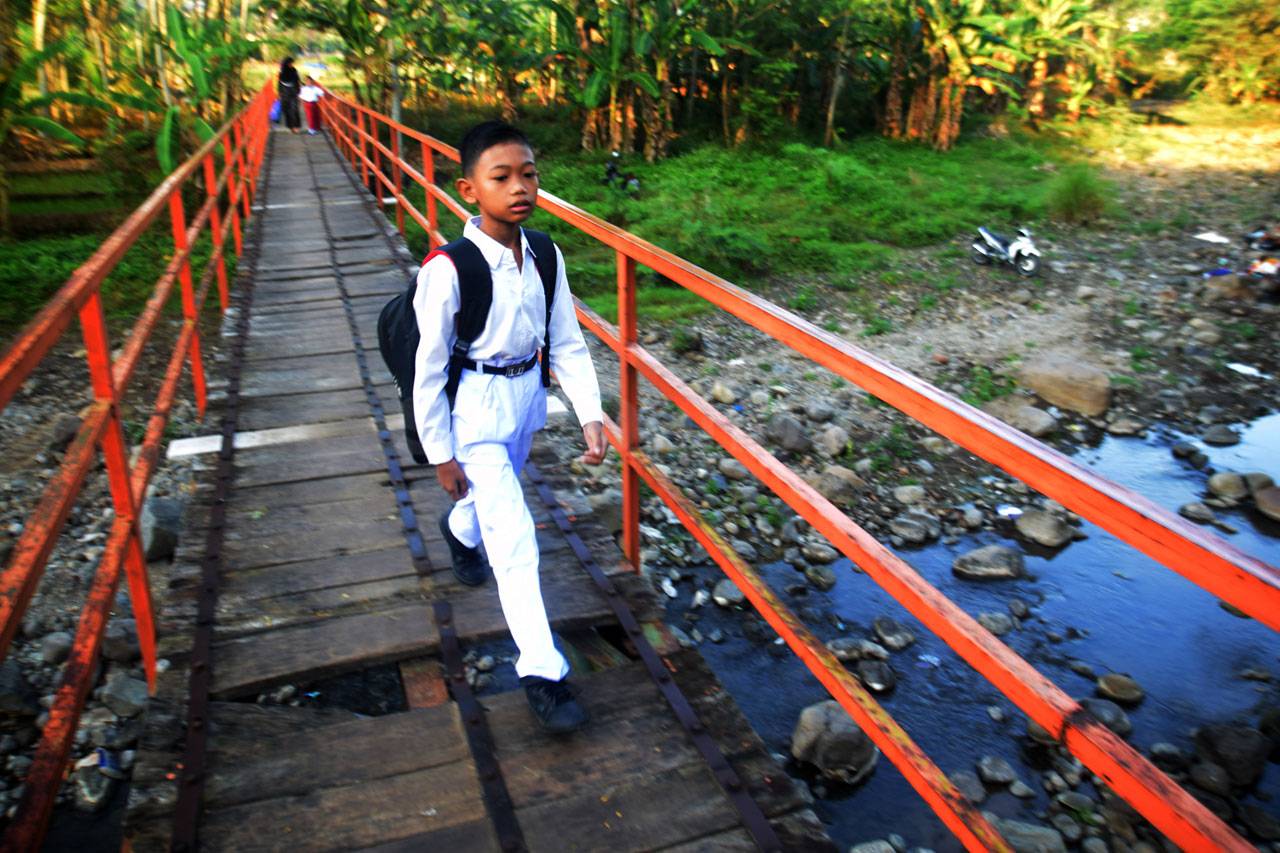 Melintasi Jembatan Putus...