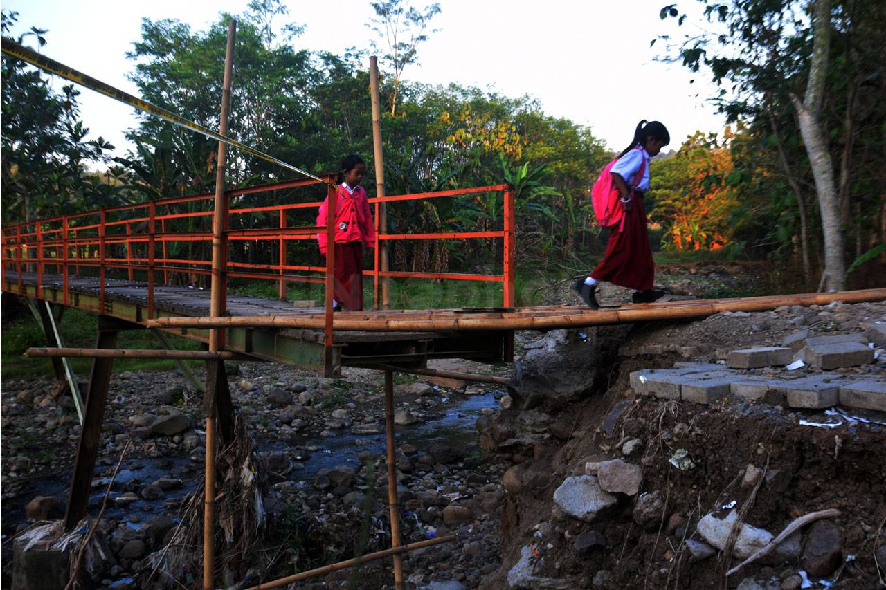 Melintasi Jembatan Putus...