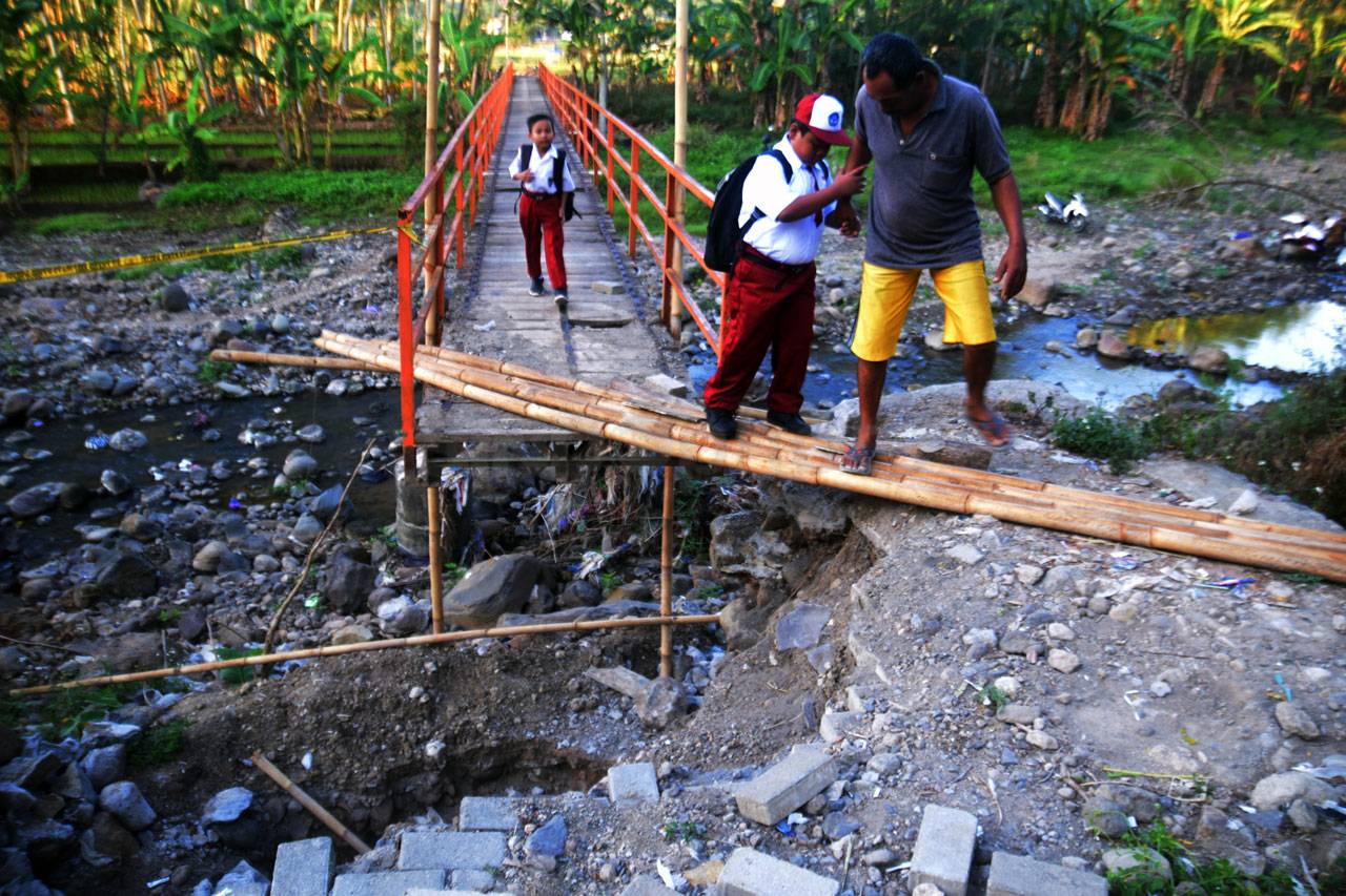 Melintasi Jembatan Putus...