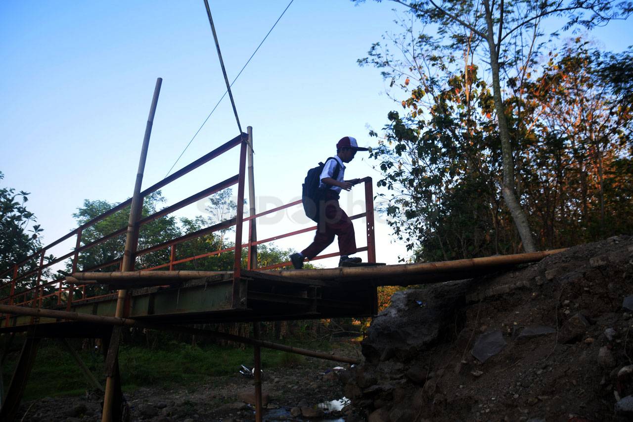 Melintasi Jembatan Putus...