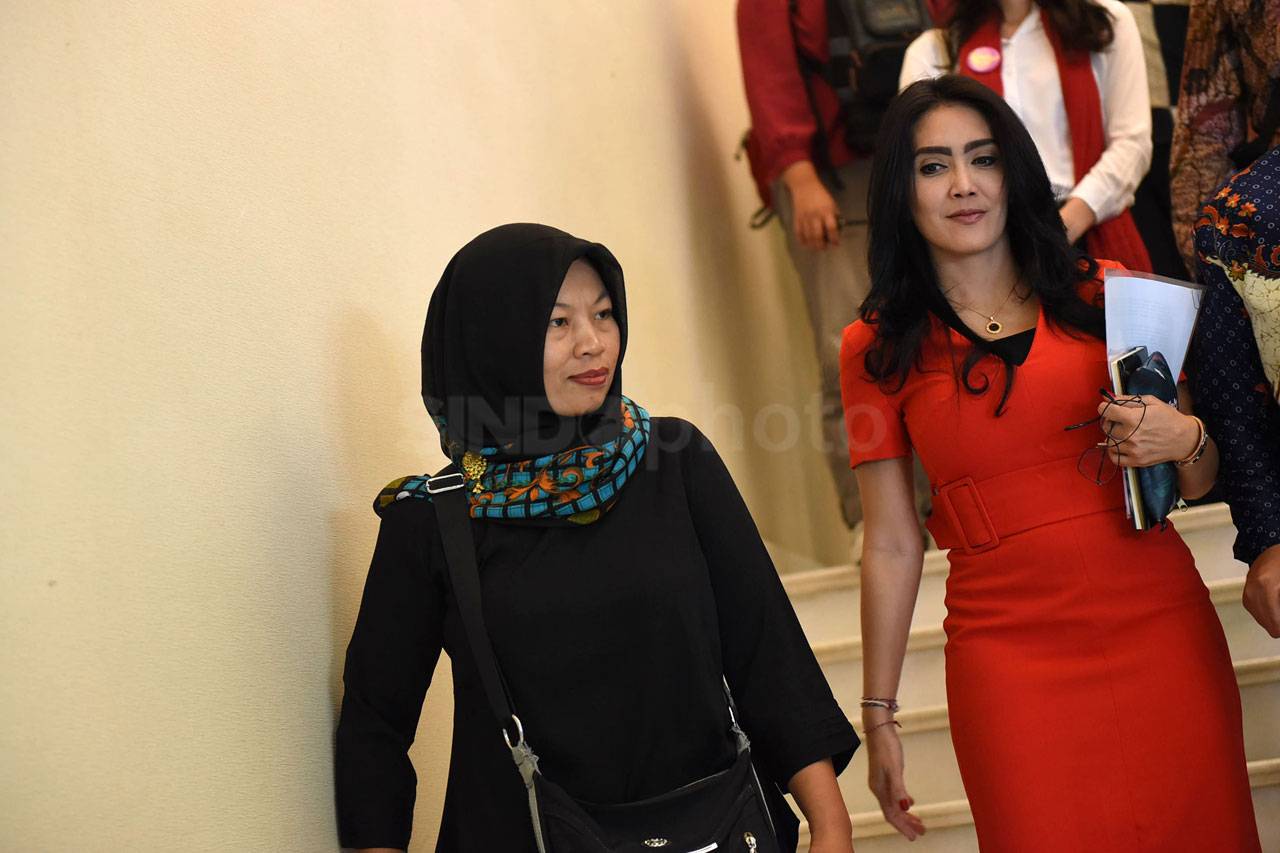 Baiq Nuril Serahkan...