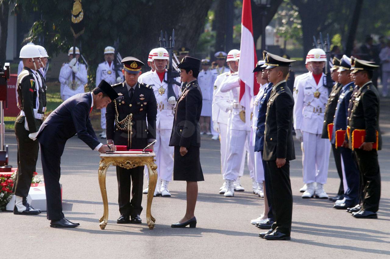Presiden Jokowi Lantik...