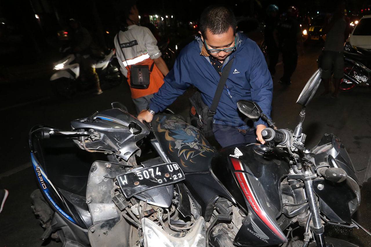 Tabrak Mobil, Seorang...