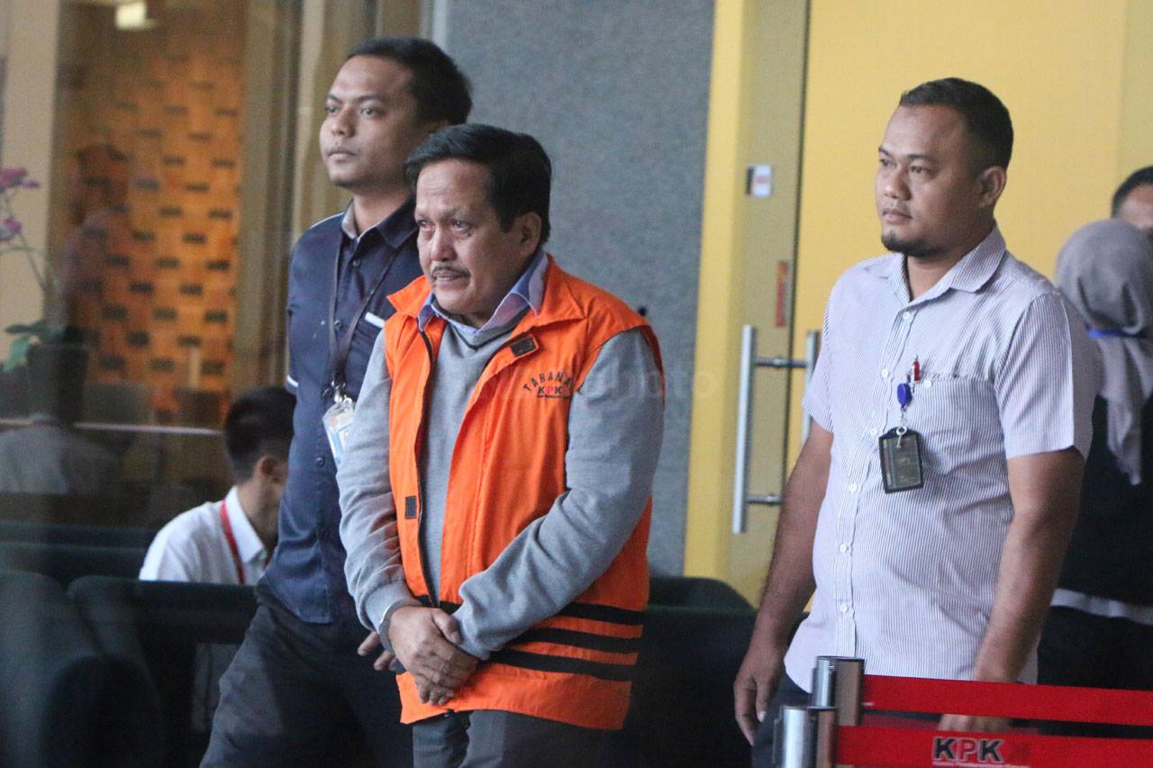 KPK Tahan Tiga Anggota...