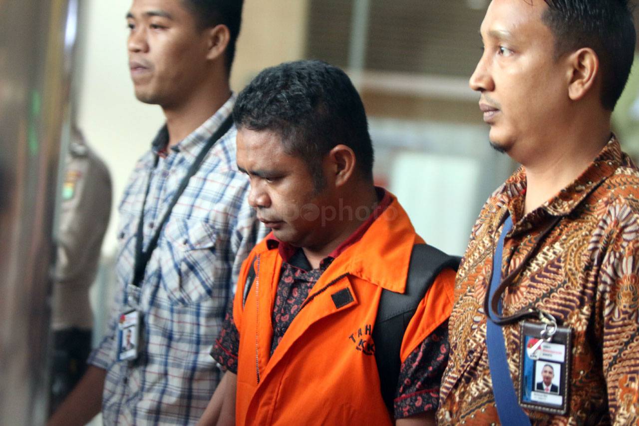 KPK Tahan Tiga Anggota...