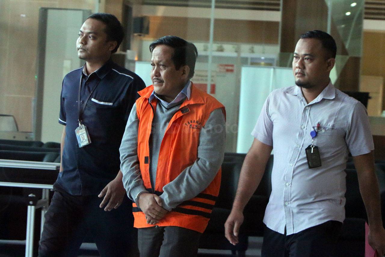 KPK Tahan Tiga Anggota...
