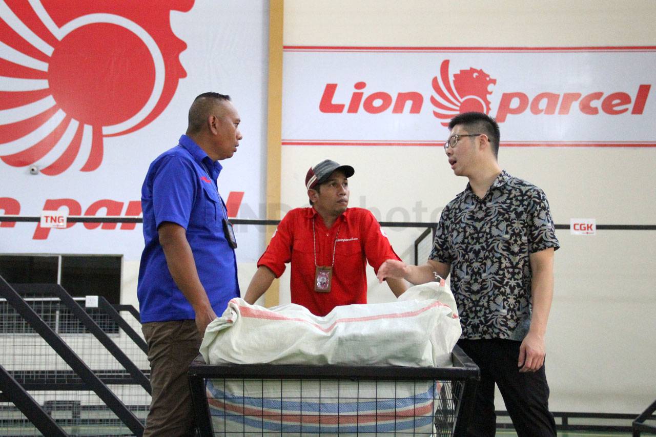 Lion Parcel Resmikan...