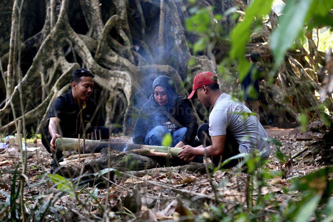 Berwisata di Akar Seribu,...