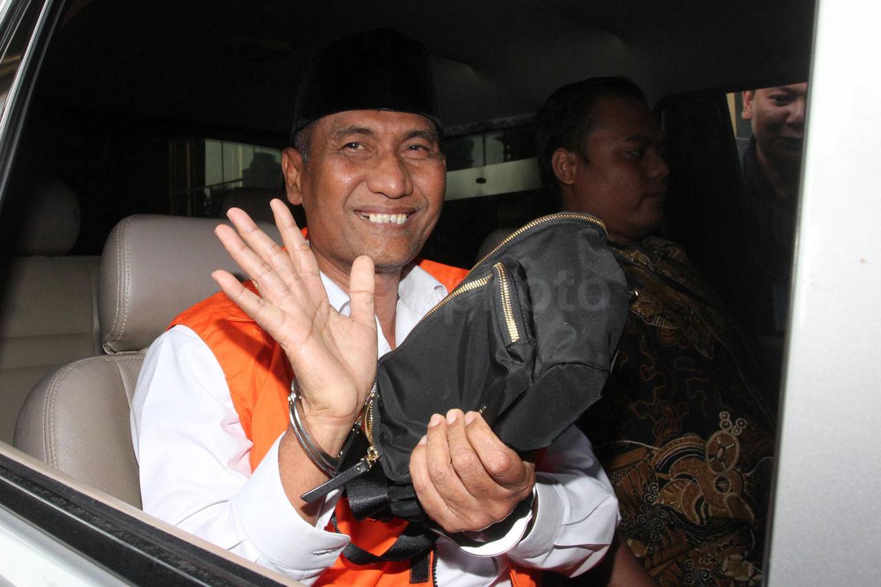 KPK Tahan Bupati Kudus...