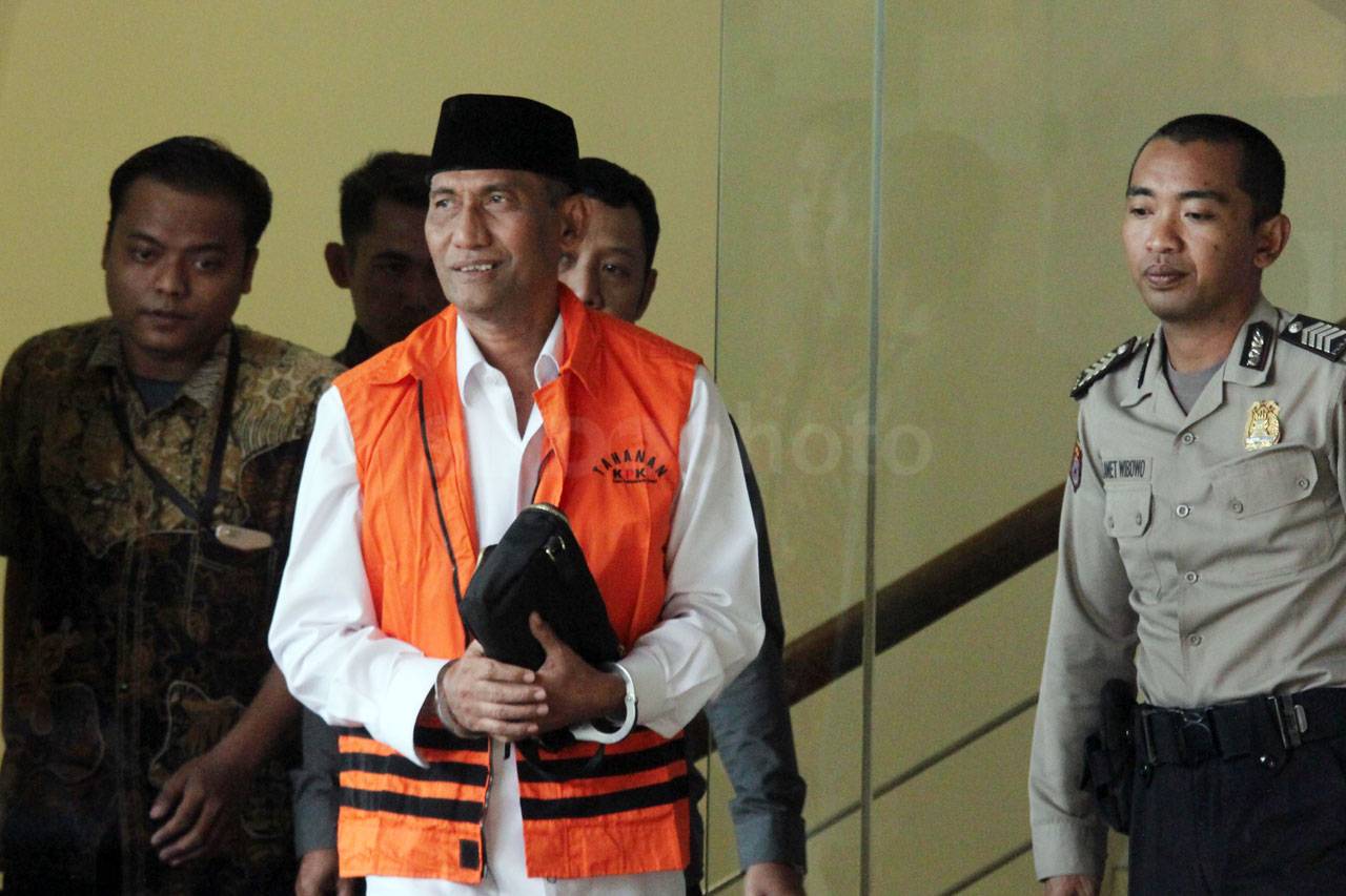 KPK Tahan Bupati Kudus...