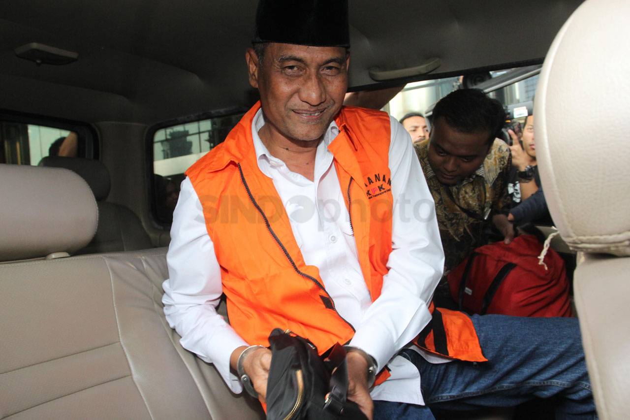 KPK Tahan Bupati Kudus...