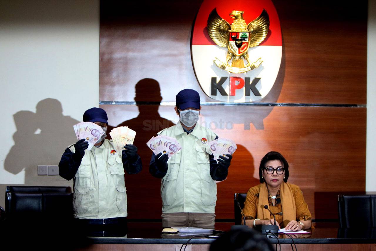 KPK Tunjukkan BB Hasil...