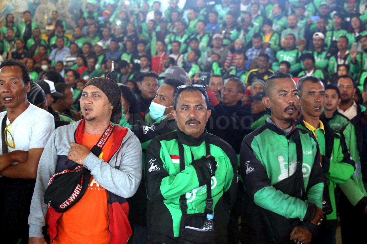 Ribuan Mitra Gojek Surabaya...