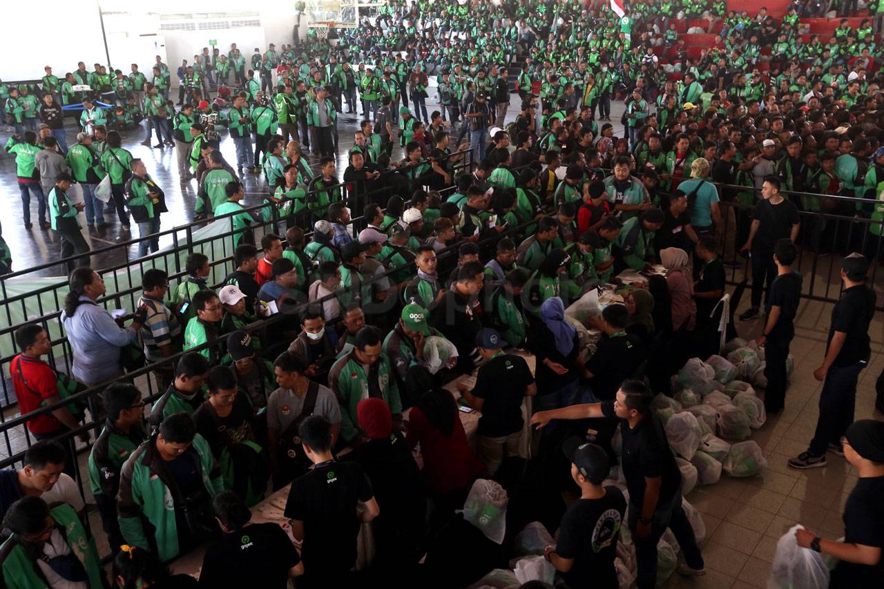 Ribuan Mitra Gojek Surabaya...
