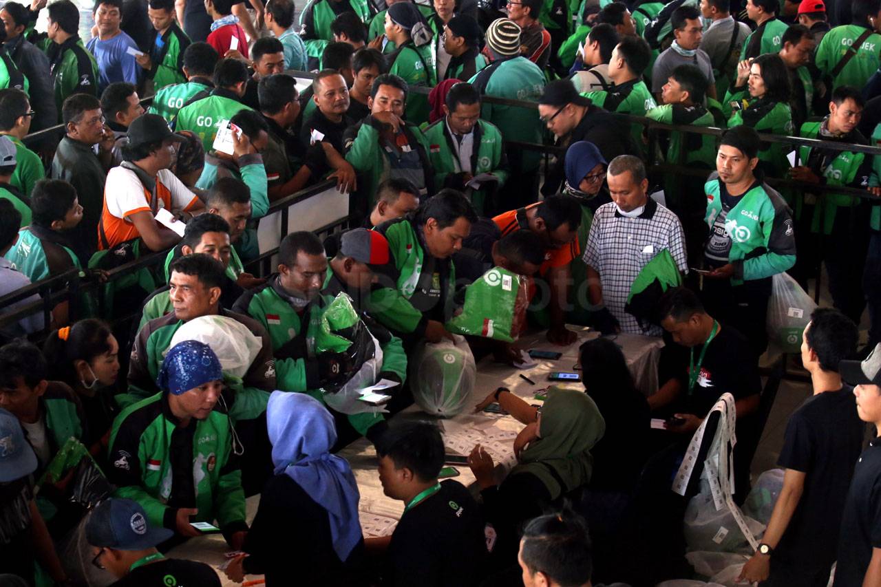 Ribuan Mitra Gojek Surabaya...
