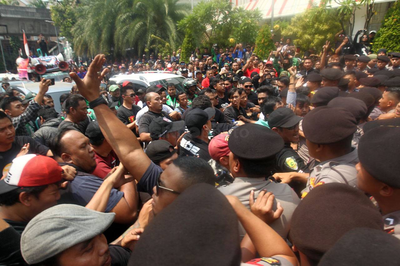 Ratusan Pengemudi Taksi...