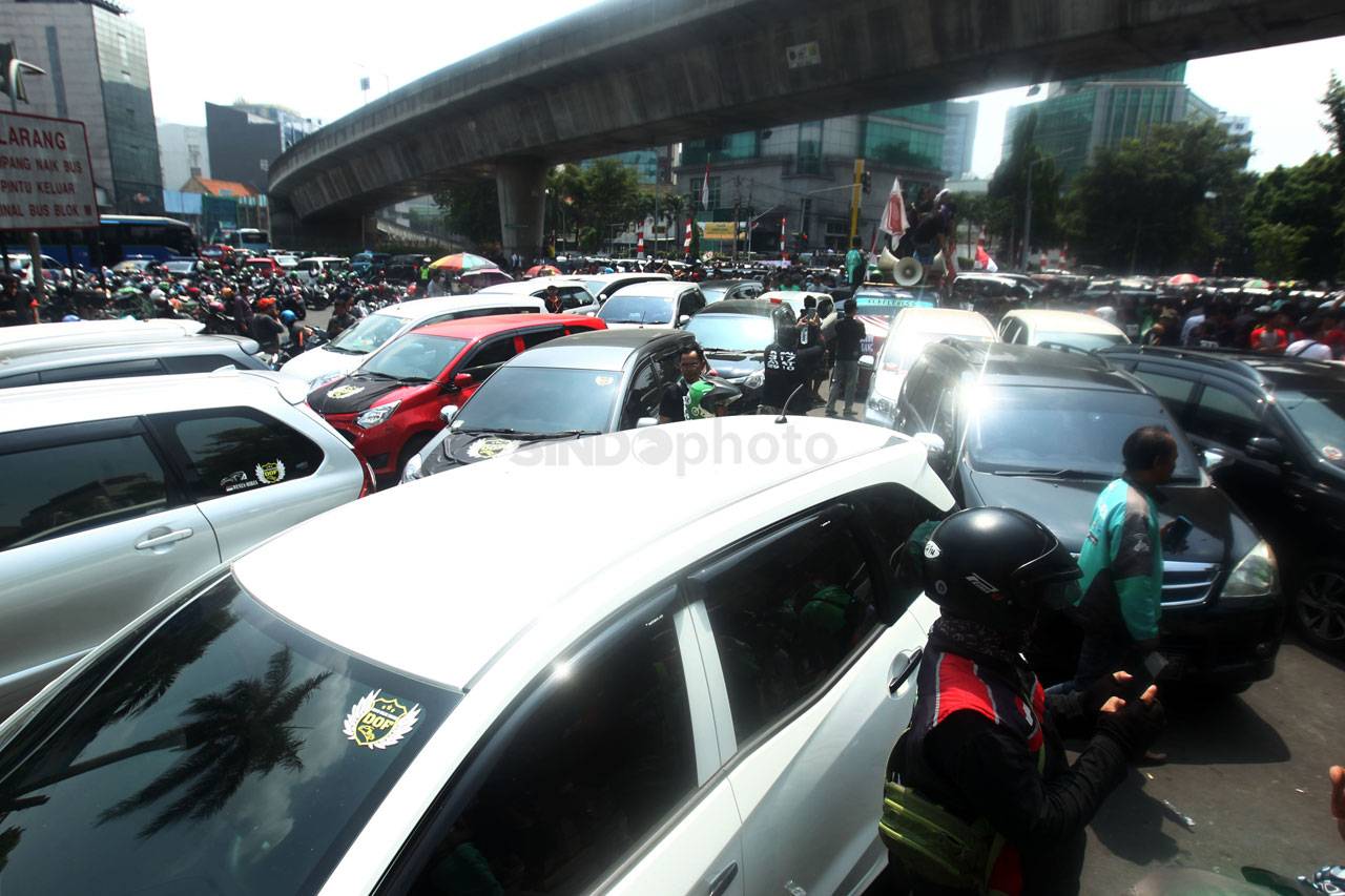 Ratusan Pengemudi Taksi...