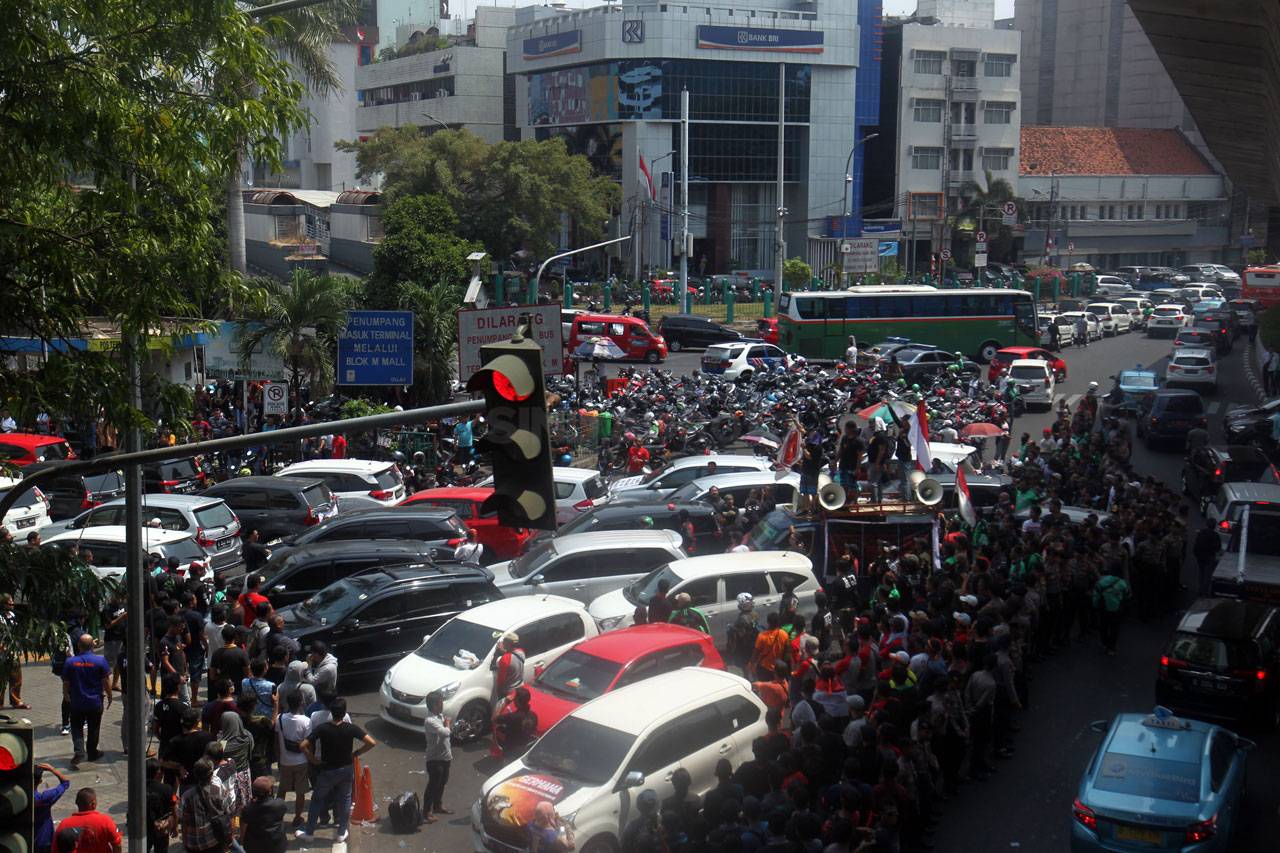 Ratusan Pengemudi Taksi...