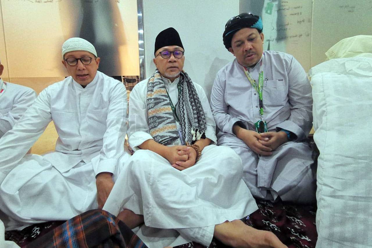 Ketua MPR Salatkan Jenazah...