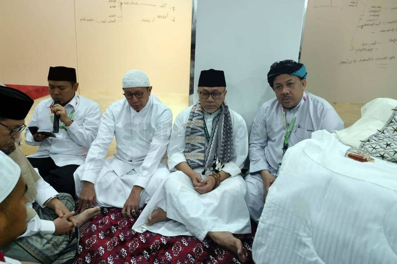 Ketua MPR Salatkan Jenazah...