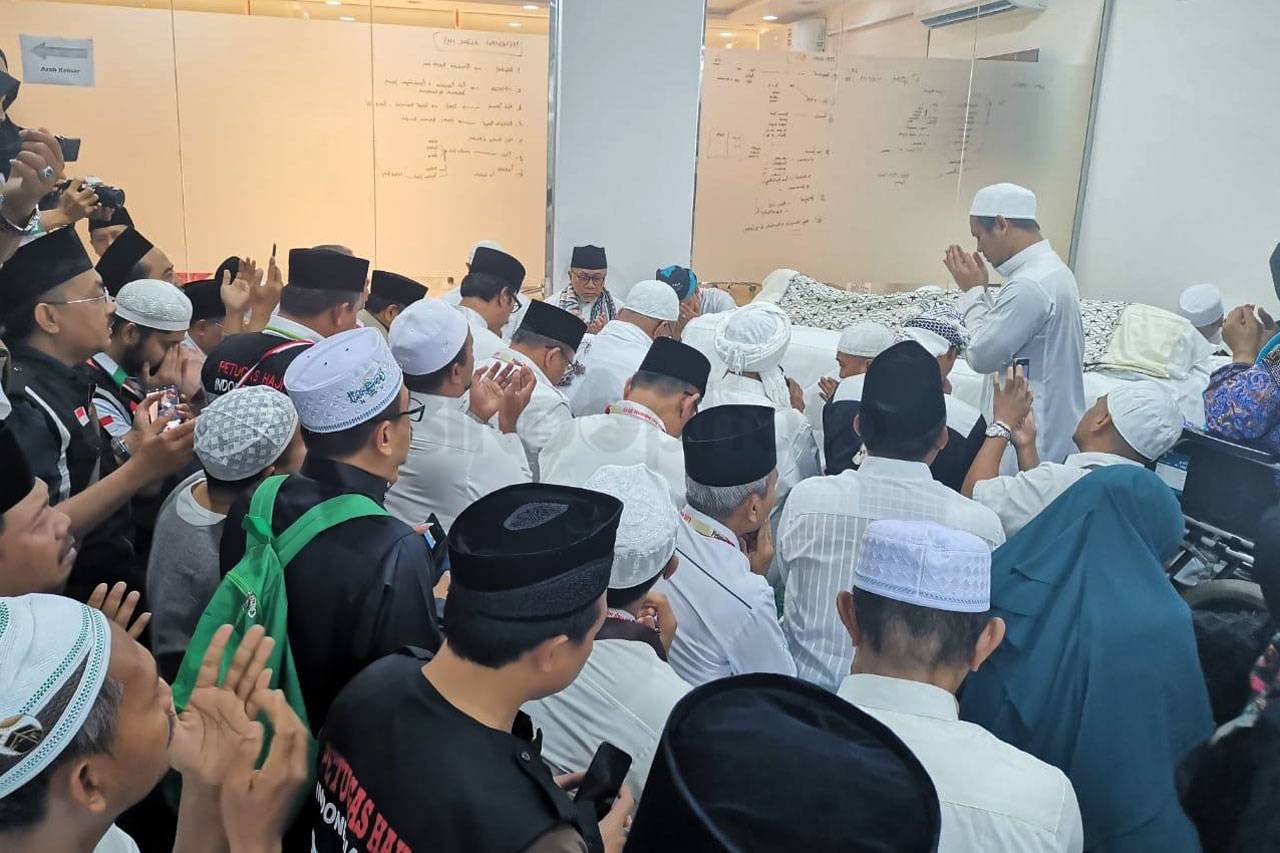 Ketua MPR Salatkan Jenazah...
