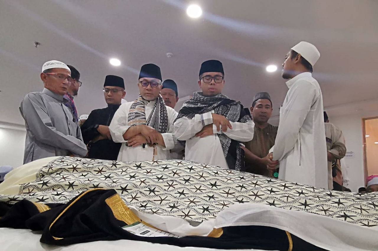 Ketua MPR Salatkan Jenazah...