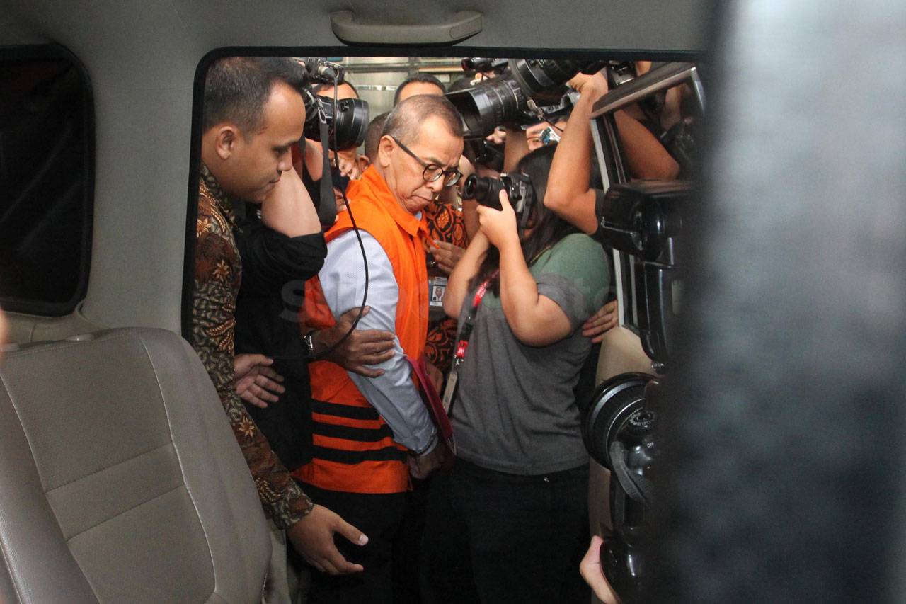 KPK Tahan Mantan Dirut...