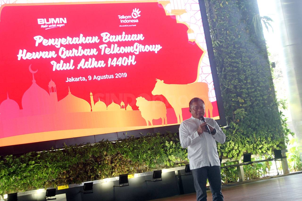 Telkom Serahkan Hewan...
