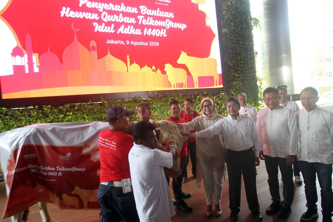 Telkom Serahkan Hewan...