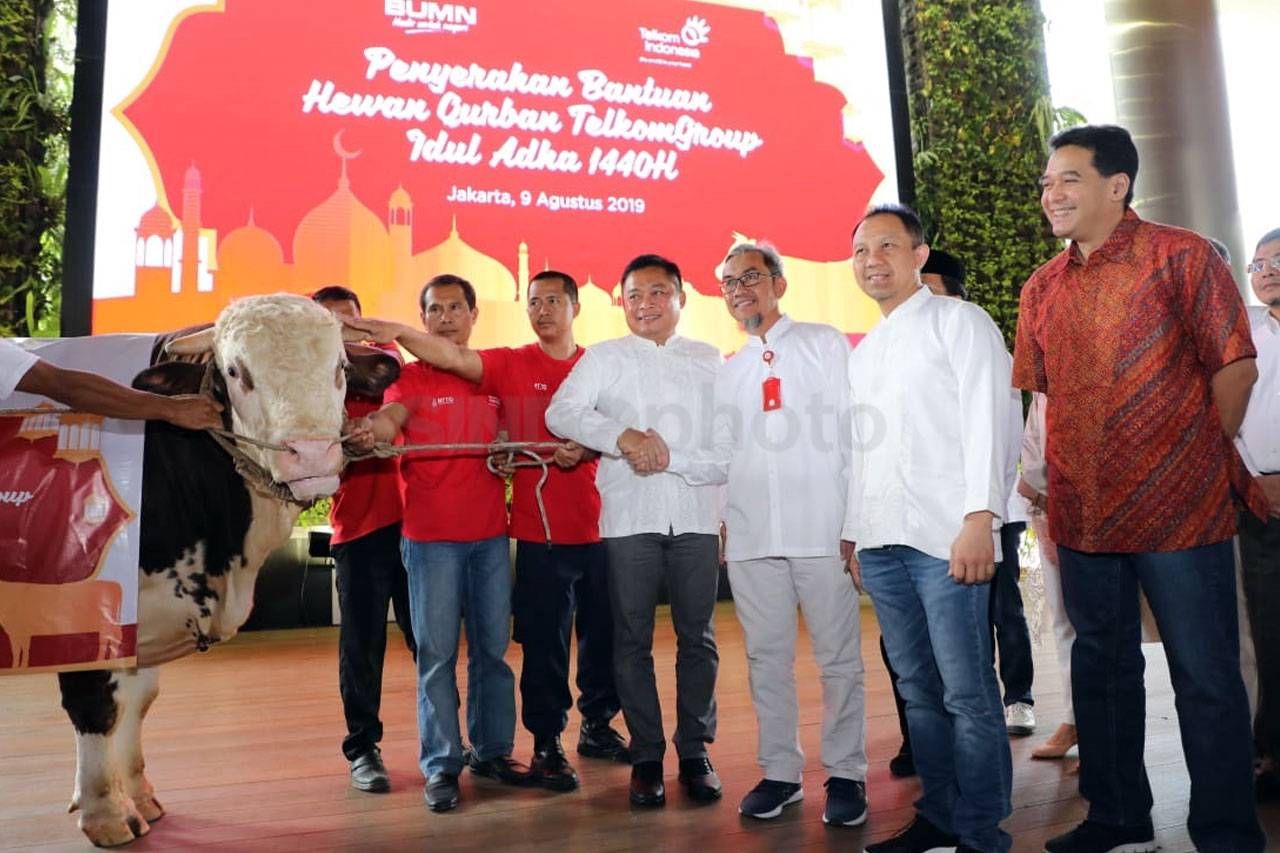 Telkom Serahkan Hewan...