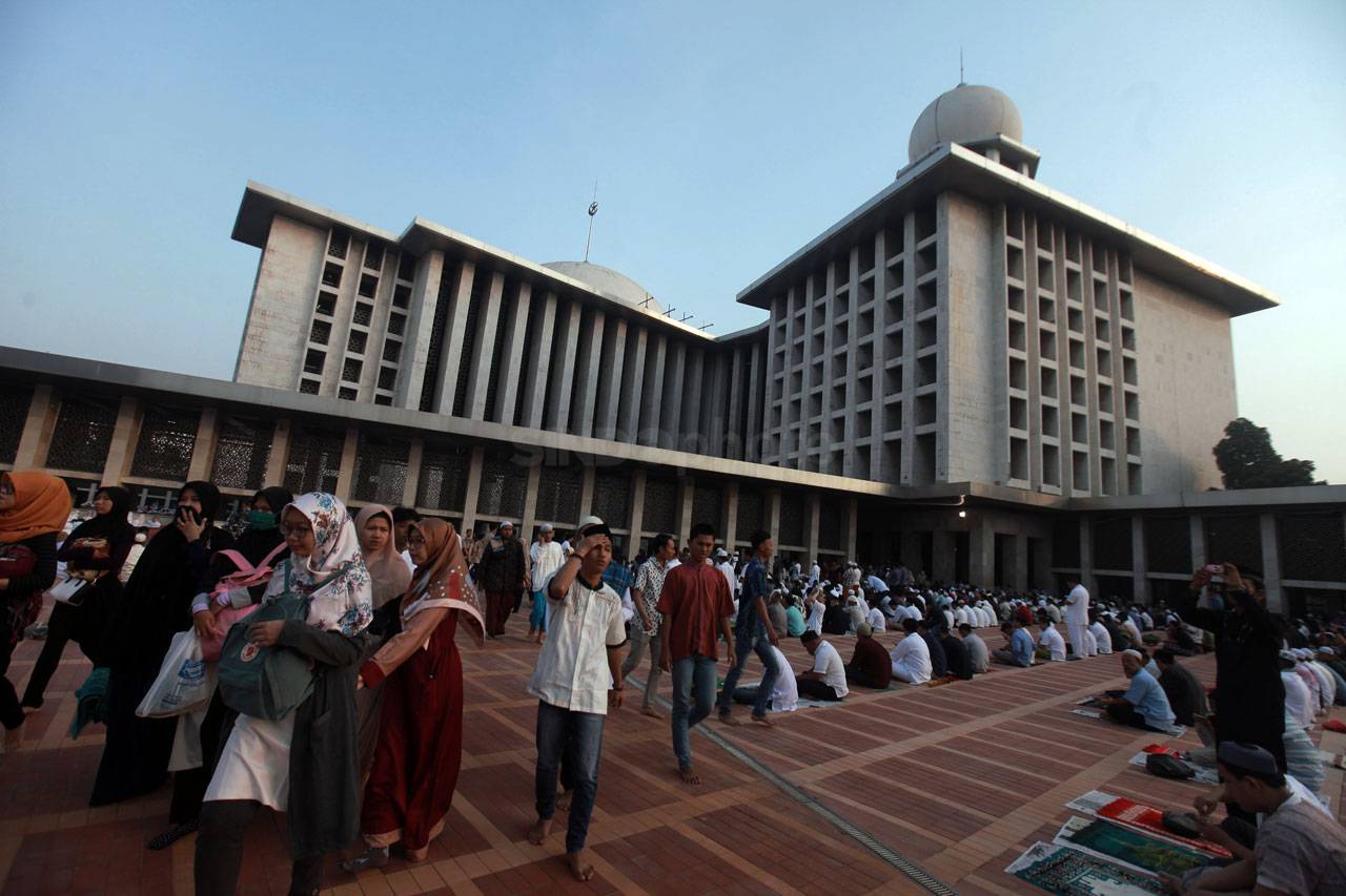 Ribuan Umat Muslim Padati...