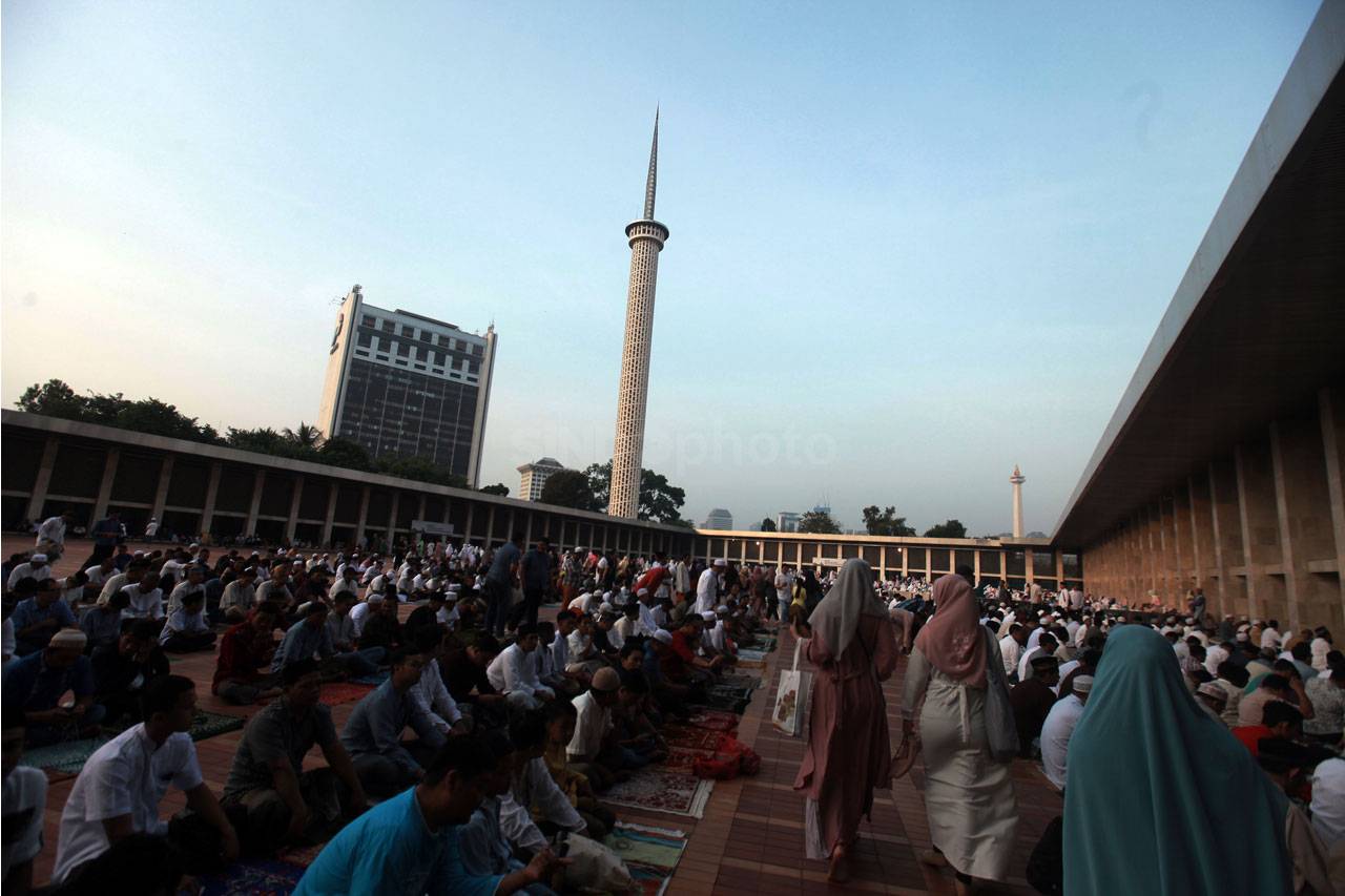 Ribuan Umat Muslim Padati...