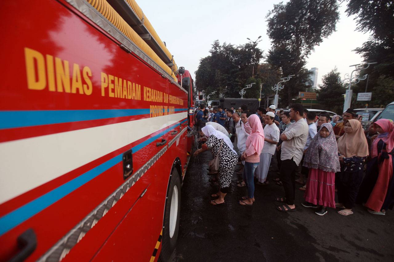 Ribuan Umat Muslim Padati...