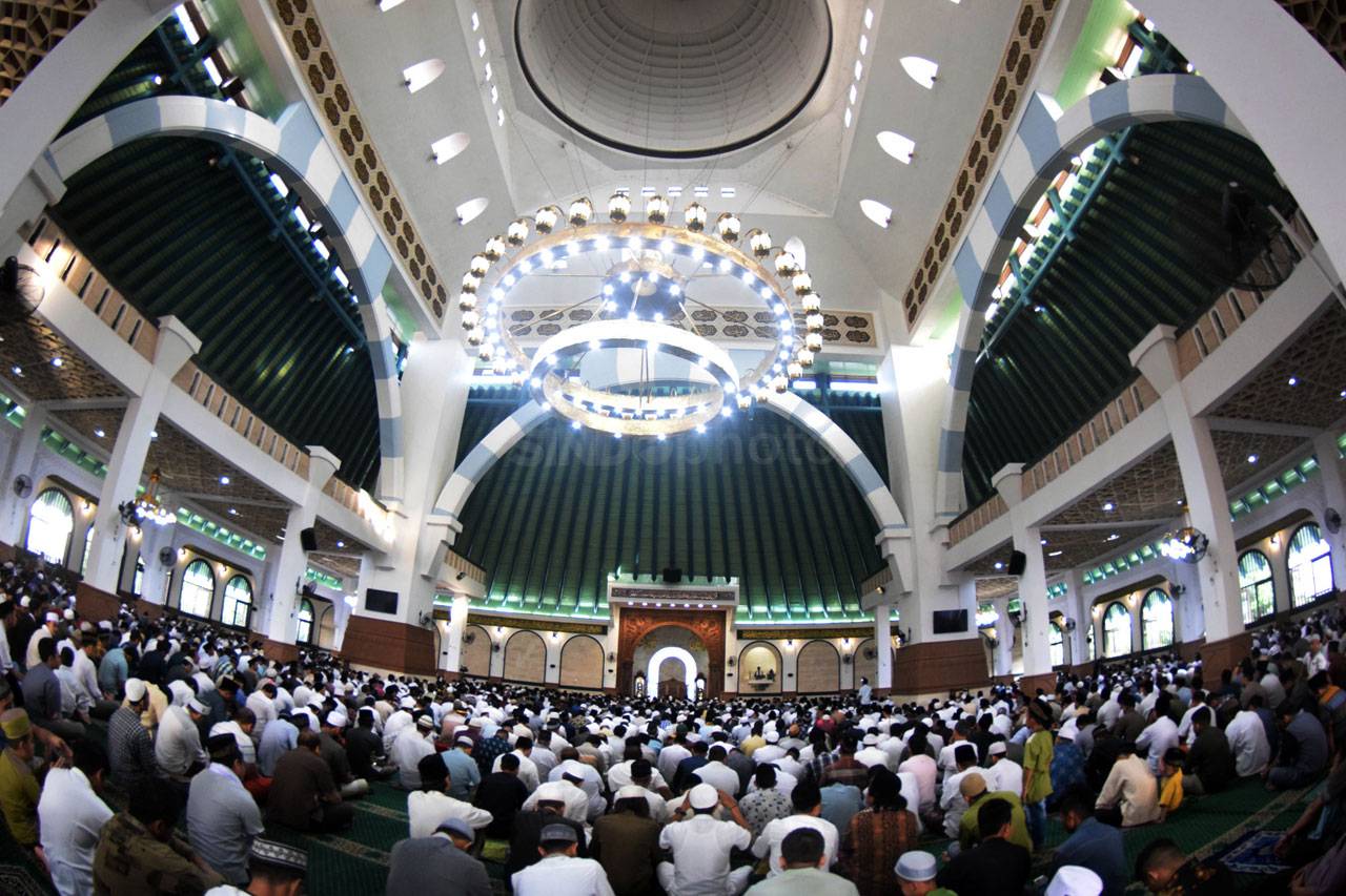 Umat Islam Ikuti Salat...