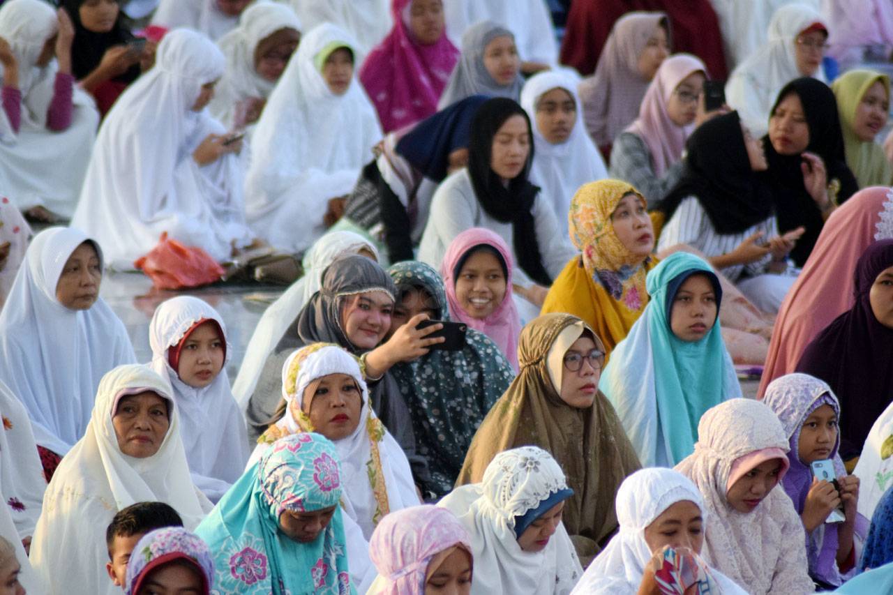 Umat Islam Ikuti Salat...