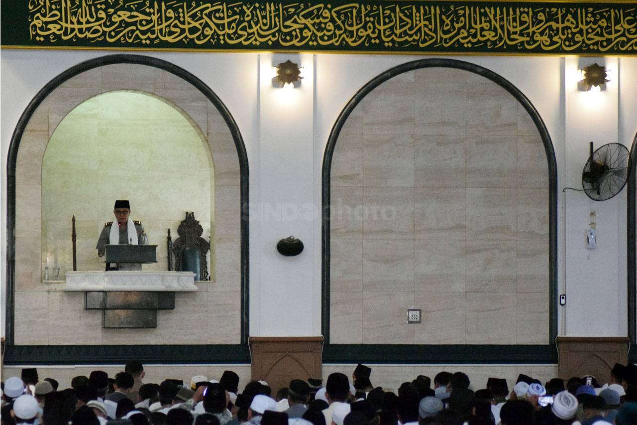 Umat Islam Ikuti Salat...