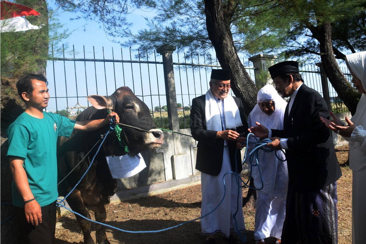 Umat Islam Ikuti Salat...