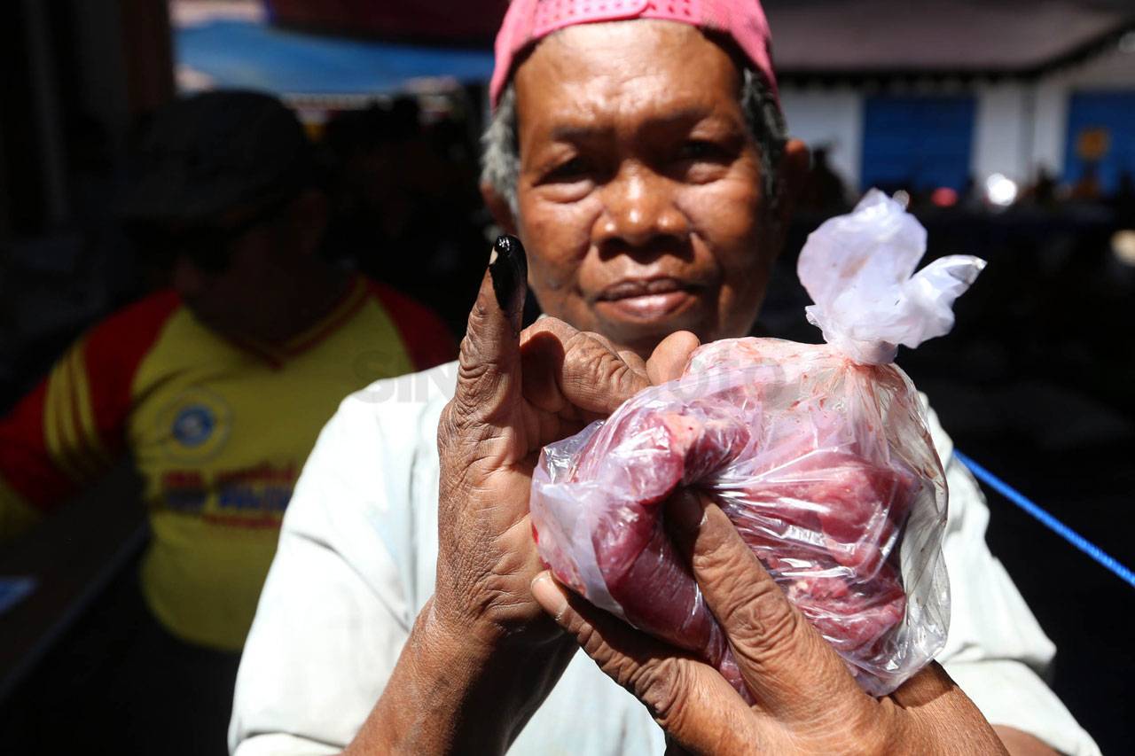 Ribuan Warga Antre Daging...
