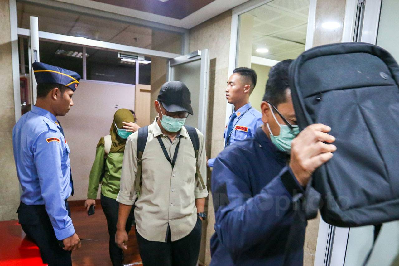 KPK Geledah Ruang Kerja...