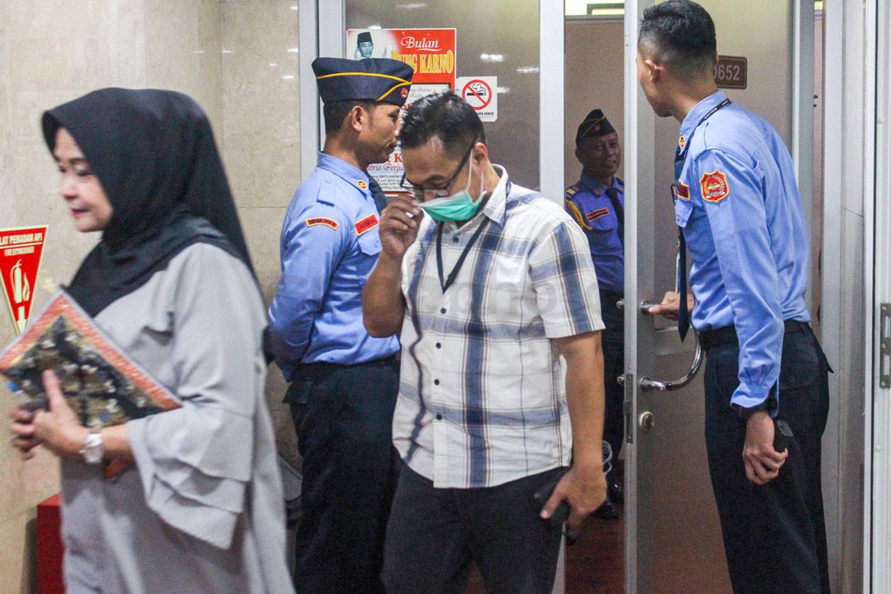 KPK Geledah Ruang Kerja...