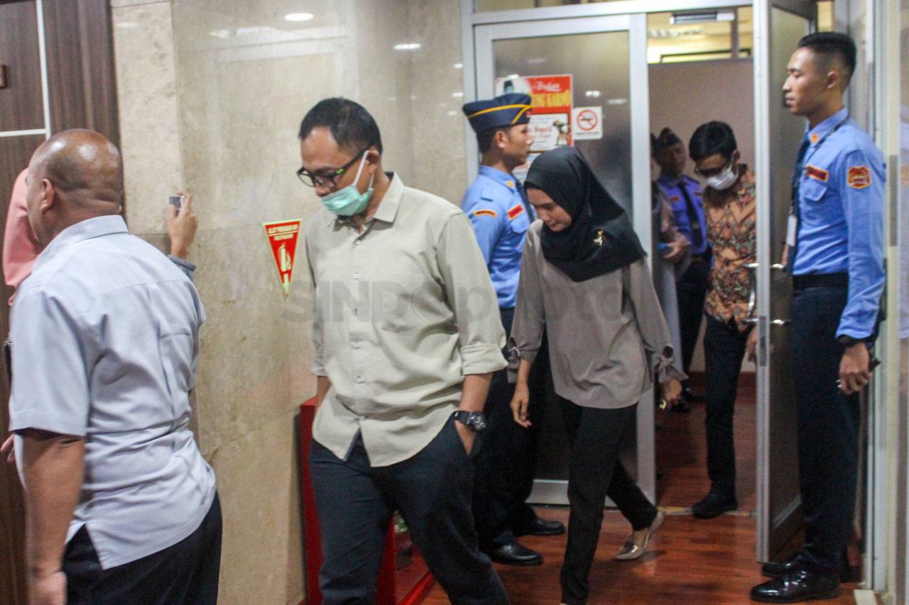 KPK Geledah Ruang Kerja...