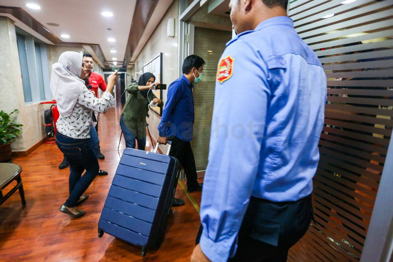 KPK Geledah Ruang Kerja...