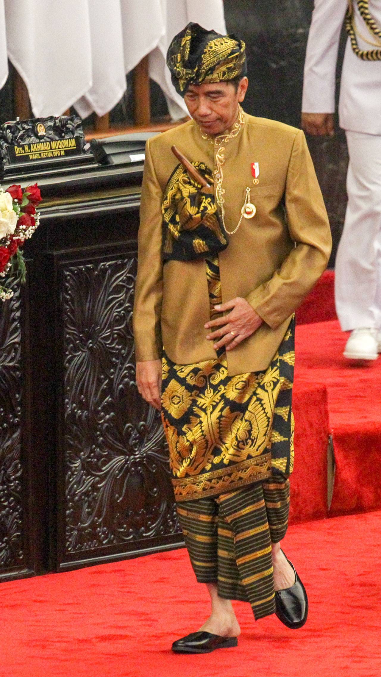 Kenakan Pakaian Sasak,...
