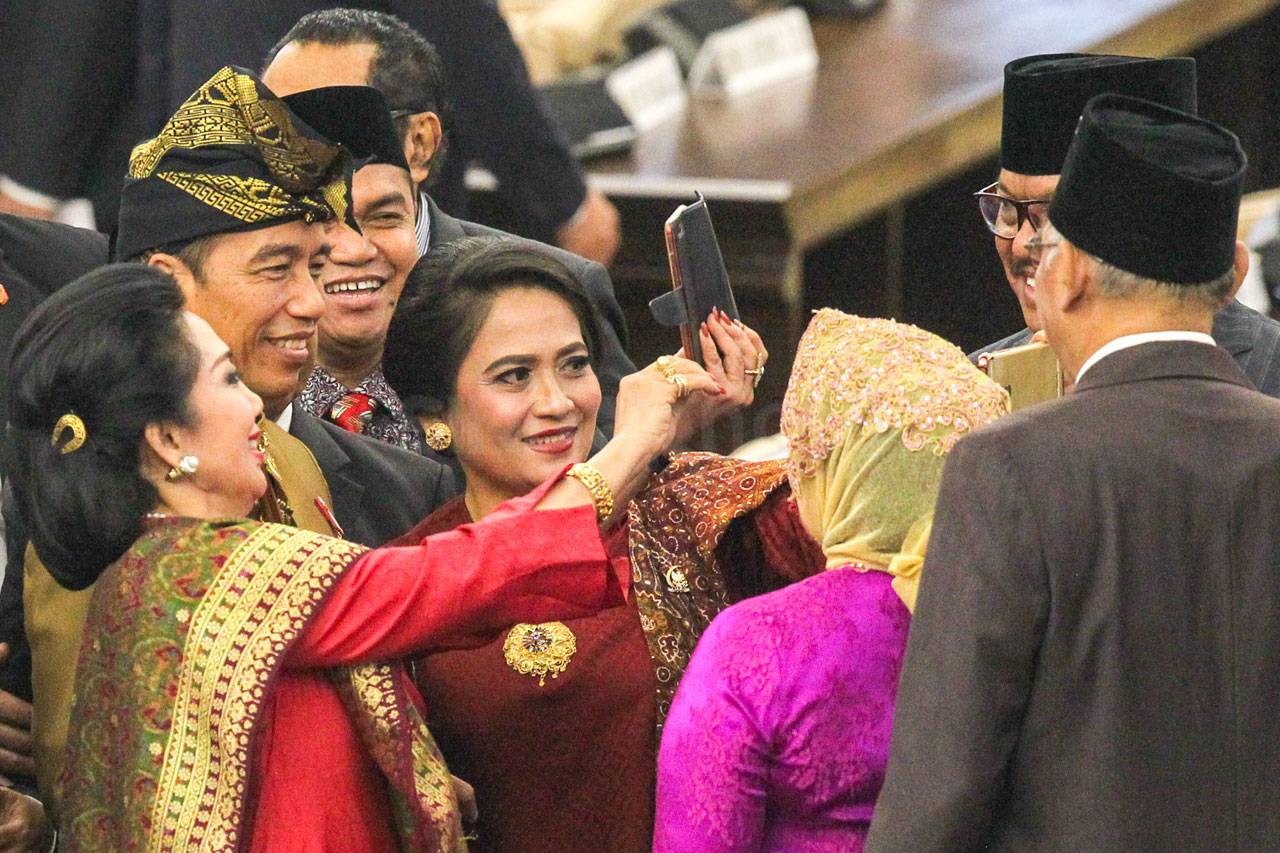 Kenakan Pakaian Sasak,...