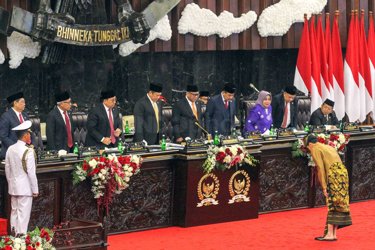 Kenakan Pakaian Sasak,...