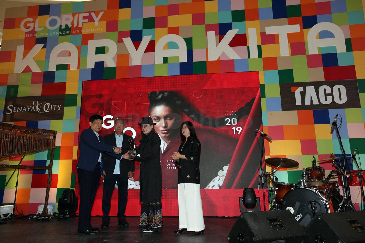 Menikmati Karya Seni...