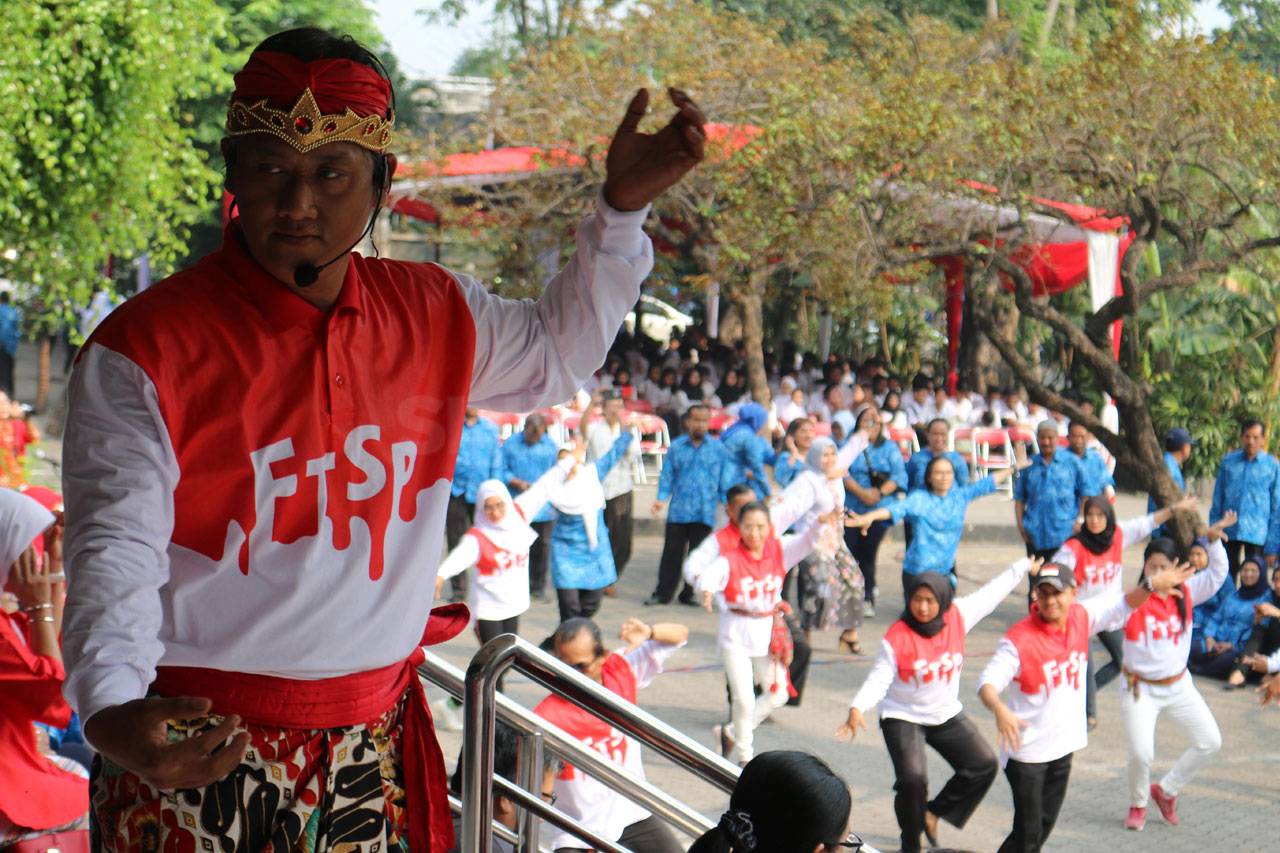 Meriahkan HUT RI, Universitas...