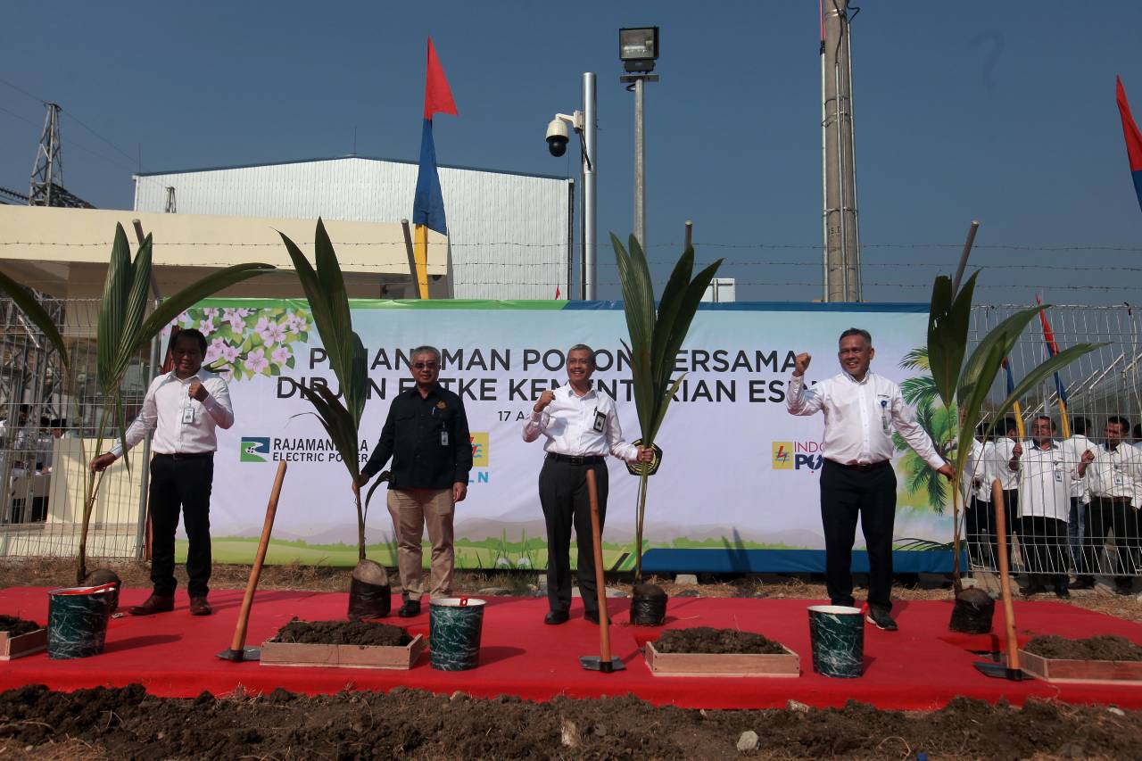 Upacara Bendera Peringatan...
