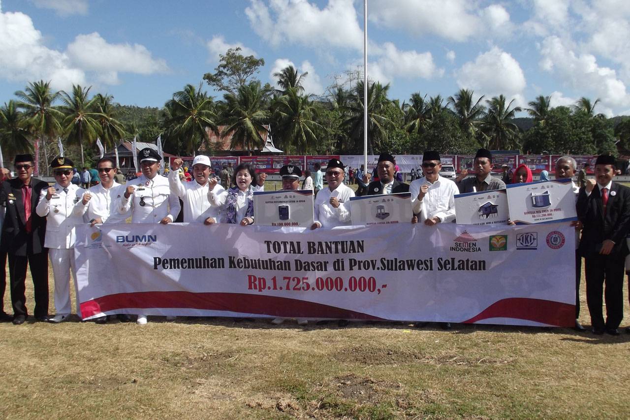 Rayakan HUT RI, Semen...