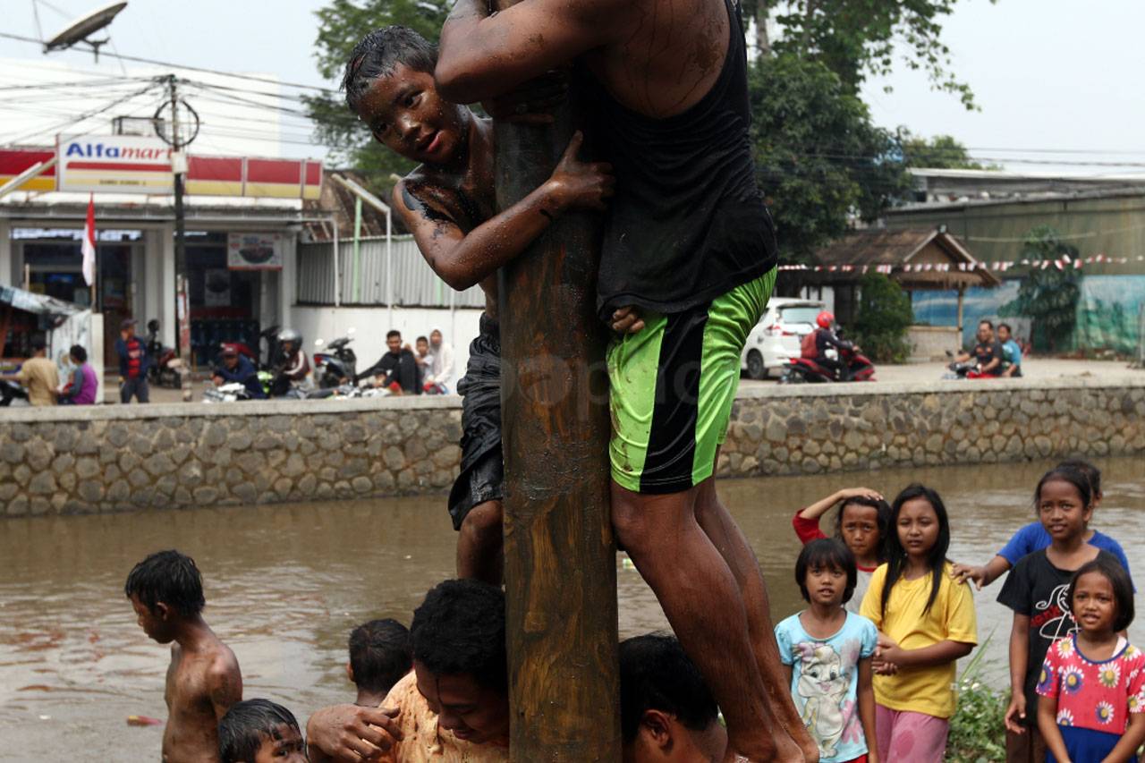 Lomba Panjat Pinang...
